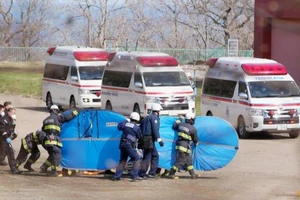 Các nhân viên cứu hộ và cảnh sát đưa thi thể của những nạn nhân trong vụ chìm tàu từ trực thăng xuống vào ngày 24-4.