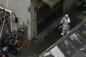 Nhân viên y tế mặc đồ bảo hộ trong khu vực phong tỏa ở TP Thượng Hải, Trung Quốc.