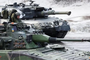 Xe tăng của Thụy Điển và Phần Lan trong cuộc tập trận mang tên "Phản ứng lạnh 2022 chung với 30.000 quân từ các nước thành viên NATO ở Na Uy, vào ngày 22-3.