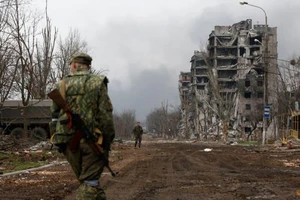 Các thành viên quân đội Nga tuần tra trên đường phố gần một nhà máy ở TP Mariupol, Ukraine, vào ngày 12-4.