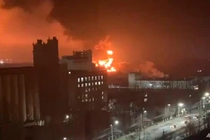 Khói và lửa bùng lên từ kho chứa dầu ở TP Bryansk, Nga, vào ngày 25-4.