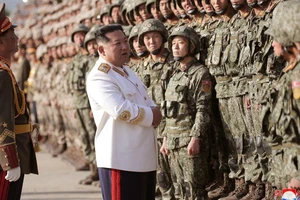 Nhà lãnh đạo Triều Tiên Kim Jong-un gặp gỡ các binh sĩ trong buổi duyệt binh kỷ niệm 90 năm ngày thành lập quân đội Triều Tiên vào ngày 25-4.