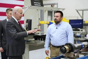 Tổng thống Mỹ Joe Biden trong chuyến thị sát cơ sở sản xuất tên lửa Javelin ở bang Alabama, ngày 3-5.