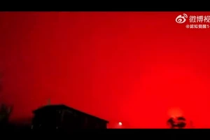 Bầu trời TP Chu Sơn, thuộc tỉnh Chiết Giang, Trung Quốc, chợt chuyển sang một màu đỏ rực như máu.