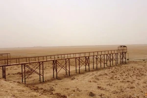 Khu vực từng là hồ Sawa ở Iraq giờ chỉ còn là một bãi đất trống khô càn do hạn hán vì biến đổi khí hậu vào ngày 1-5.