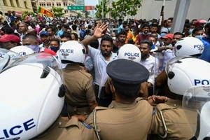 Lực lượng cảnh sát tìm cách kiểm soát dòng người biểu tình tại Colombo, Sri Lanka, vào ngày 9-5.
