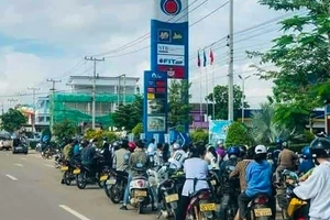Người dân Lào xếp hàng dài chờ đổ xăng ở Vientiane.