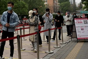 Người dân xếp hàng chờ để được xét nghiệm COVID-19 ở Bắc Kinh vào ngày 10-5.