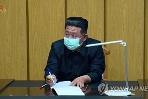 Nhà lãnh đạo Triều Tiên Kim Jong-un đeo khẩu trang trong cuộc họp với Bộ chỉ huy Phòng chống Dịch khẩn cấp ở Bình Nhưỡng vào ngày 12-5.