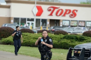 Cảnh sát có mặt bên ngoài khu vực siêu thị xảy ra vụ xả súng ở TP Buffalo, bang New York, vào ngày 14-5.