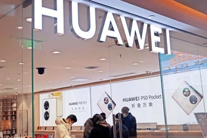 Khách hàng mua điện thoại di động tại một cửa hàng Huawei ở Thượng Hải, Trung Quốc, ngày 1-1.