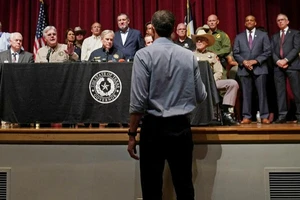 Ứng viên tranh cử chức thống đốc bang Texas của đảng Dân chủ Beto O’Rourke cắt ngang buổi họp báo do Thống đốc Greg Abbott tổ chức một ngày sau vụ xả súng tại trường học khiến 21 người thiệt mạng.