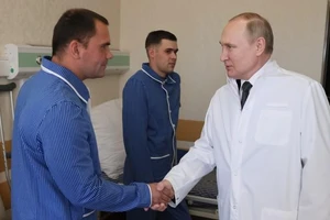 Tổng thống Nga Vladimir Putin đến thăm một số binh sĩ bị thương trong cuộc xung đột ở Ukraine vào ngày 25-5.