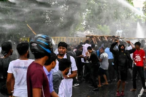 Cảnh sát sử dụng vòi rồng để giải tán một nhóm sinh viên trong cuộc biểu tình chống chính phủ ở Colombo, Sri Lanka ngày 29-5.