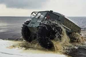 Xe địa hình Sherp (do Nga sản xuất) trong một màn trình diễn bên bờ hồ Ladoga, tỉnh Leningrad, ngày 15-2-2016.