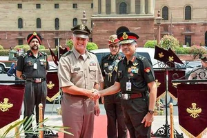 Phó Tư lệnh Lục quân Ấn Độ - Tướng Baggavalli Somashekar Raju (phải) đón chào Tư lệnh Lục quân Mỹ tại Thái Bình Dương - Tướng Charles A. Flynn (trái) tại thủ đô New Delhi.