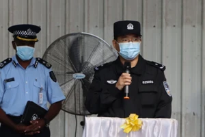 Ủy viên cảnh sát Trung Quốc Trương Quảng Bảo phát biểu tại trụ sở Lực lượng Cảnh sát quần đảo Solomon ở Rove, Quần đảo Solomon.