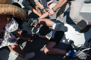 Tổng thống Mỹ Joe Biden ngã khỏi xe đạp khi đứng lại chào những người ủng hộ mình.