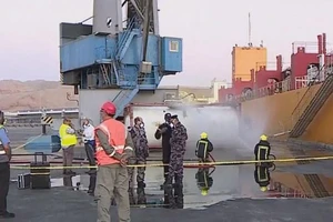 Các đội chuyên trách có mặt tại hiện trường để xử lý vụ rò rỉ khí độc ở cảng Aqaba, Jordan.