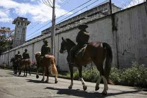 Cảnh sát tuần tra bên ngoài nhà tù nơi xảy ra vụ hỏa hoạn chết người ở Tulua, Colombia, ngày 28-6.