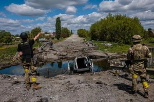 Các binh sĩ thuộc đơn vị Kraken đứng canh gác gần làng Rus'ka Lozova, phía bắc vùng Kharkiv, Ukraine.