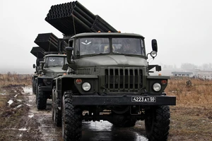 Đoàn xe chở hệ thống pháo phản lực bắn loạt BM-21 của quân đội Nga ở Ukraine.