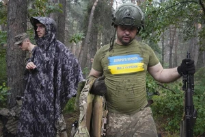 Binh sĩ Ukraine đứng canh gác gần chiến tuyến ở TP Kharkov, Ukraine, ngày 5-7.