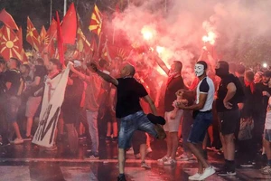 Hàng chục nghìn người tập trung biểu tình bên ngoài các văn phòng chính phủ ở thủ đô Skopje, North Macedonia.