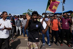 Người biểu tình tập trung bên ngoài văn phòng Tổng thống Gotabaya Rajapaksa ở thủ đô Colombo, Sri Lanka, ngày 13-7.