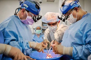 Các bác sĩ phẫu thuật tại trung tâm y tế học thuật NYU Langone Health chuẩn bị tim lợn để cấy ghép vào một bệnh nhân chết não, ngày 6-7.