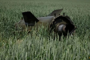 Dấu tích của một tên lửa đạn đạo Tochka-U của Nga trên một cánh đồng lúa mì gần thị trấn Soledar, tỉnh Donetsk, Ukraine, vào ngày 8-6.