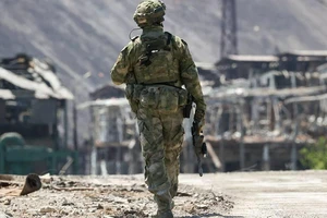 Một binh sĩ Nga đi tuần tra ở nước cộng hòa tự xưng Donetsk.