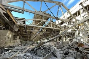 Đống đổ nát của một tòa nhà dân cư sau cuộc tấn công tên lửa của Nga ở tỉnh Donetsk.