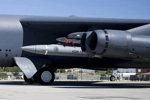 Một chiếc B-52H được chuẩn bị trước khi bay thử nghiệm ở ngoài khơi bờ biển California vào tháng 8-2020.