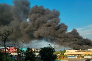 Khói bốc lên phía trên các tòa nhà sau cuộc không kích của Nga ở tỉnh Odessa, Ukraine, ngày 16-7.