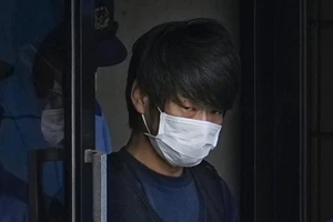 Tetsuya Yamagami, nghi phạm bắn lén cựu Thủ tướng Nhật Shinzo Abe, được nhìn thấy đang rời đồn cảnh sát vào ngày 10-7.