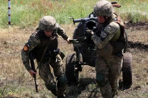 Quân đội Ukraine đang kiểm tra một khẩu pháo.