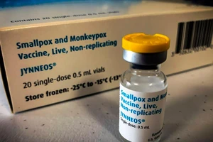 Lọ vaccine ngừa bệnh đậu mùa khỉ Jynneos cùng hộp đựng do công ty công nghệ sinh học Bavarian Nordic của Đan Mạch sản xuất.