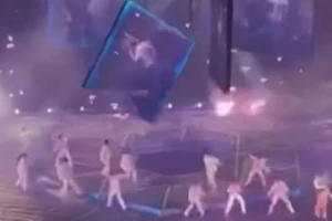 Một màn hình TV khổng lồ bất ngờ rớt xuống đè trúng những nghệ sĩ đang trình diễn trên sân khấu ở Hong Kong, ngày 28-7.