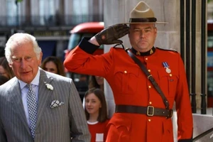 Thái tử Charles (trái), người đứng đầu danh sách thừa kế ngai vàng Anh.