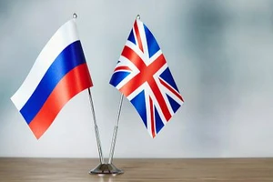 Quốc kỳ Anh (phải) và quốc kỳ Nga (trái).