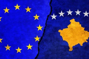 Cờ Kosovo (trái) và cờ Liên minh châu Âu EU (phải).