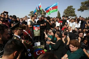 Người dân Azerbaijan tham dự tang lễ của một binh sĩ thiệt mạng trong các cuộc đụng độ biên giới gần đây giữa Azerbaijan và Armenia, ngày 14-9.