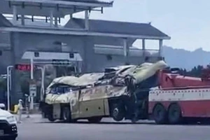 Hình ảnh chiếc xe buýt gặp nạn bị bẹp dúm phần đầu.