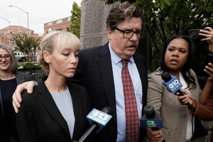 Sherri Papini (trái) đến tòa án cùng luật sư của cô (phải) vào ngày 19-9.