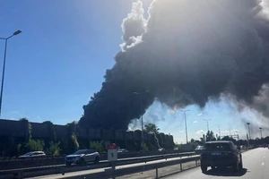 Đám khói đen từ đám cháy có thể được nhìn thấy từ cách xa hàng km.