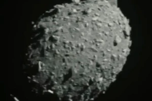 Hình ảnh tiểu hành tinh Dimorphos được nhìn thấy khi tàu vũ trụ DART bay về phía nó vào ngày 26-9.