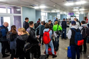 Người dân Nga chờ đợi tại trạm kiểm soát biên giới Altanbulag ở Mông Cổ vào ngày 25-9.