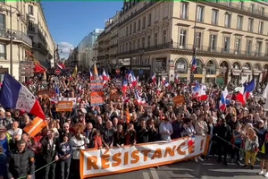 Hàng nghìn người biểu tình tuần hành qua trung tâm Paris vào hôm 8-10 yêu cầu Pháp thay đổi quan điểm với NATO và EU.