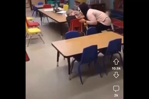 4 giáo viên mầm non tại nhà trẻ Lil 'Blessings ở TP Hamilton, bang Mississippi, Mỹ đã bị sa thải vì hành vi đeo mặt nạ ma dọa nạt trẻ. 